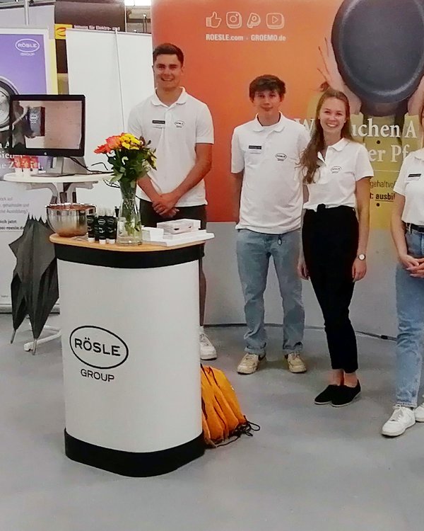 Ausbildungsmesse Marktoberdorf 2022 | © RÖSLE GORUP zwei Männer und zwei Frauen stehen vor einem Messestand | © RÖSLE GORUP