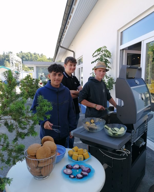 Drei Jungen, die gemeinsam verschiedene Lebensmittel grillen | © RÖSLE GROUP Drei Jungen, die gemeinsam verschiedene Lebensmittel grillen | © RÖSLE GROUP