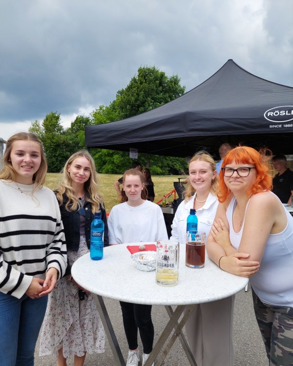 Fünf Frauen stehen mit Getränken um einen Stehtisch | © RÖSLE GROUP