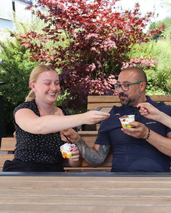 Sommerfest 2023 | © RÖSLE GROUP Zwei Männer und eine Frau, die lachend Eis essen | © RÖSLE GROUP