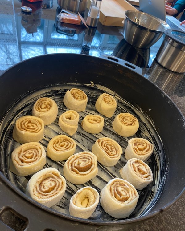 Projektwoche 2024 | © RÖSLE GROUP Zimtschnecken, die in einem mit Butter bestrichenen Dutch Oven liegen | © RÖSLE GROUP