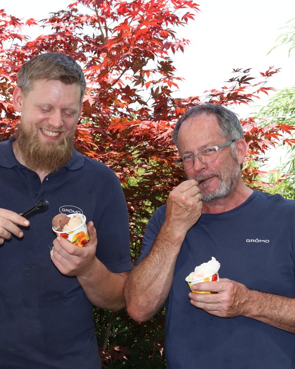 Eiswagen | © RÖSLE GROUP Auf dem Bild sind 2 Männer zu sehen, die ein Eis im Becher essen. Der linke Mann schaut sein Eis an während der rechte Mann in die Kamera lächelt | © RÖSLE GROUP