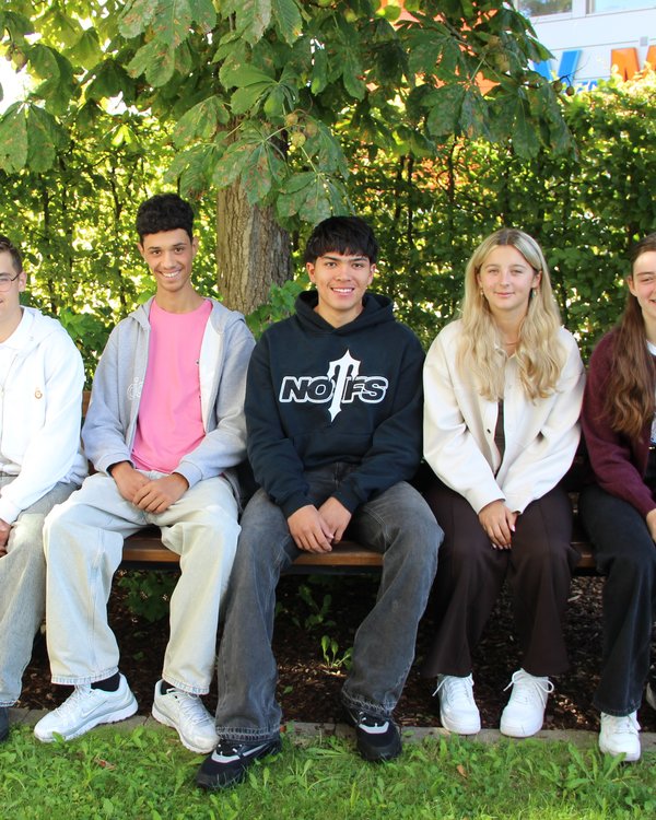 erster Ausbildungstag 2025 | © RÖSLE GROUP 5 Junge Menschen auf einer Bank, 3 Jungen sitzen rechts und 2 Mädchen links | © RÖSLE GROUP