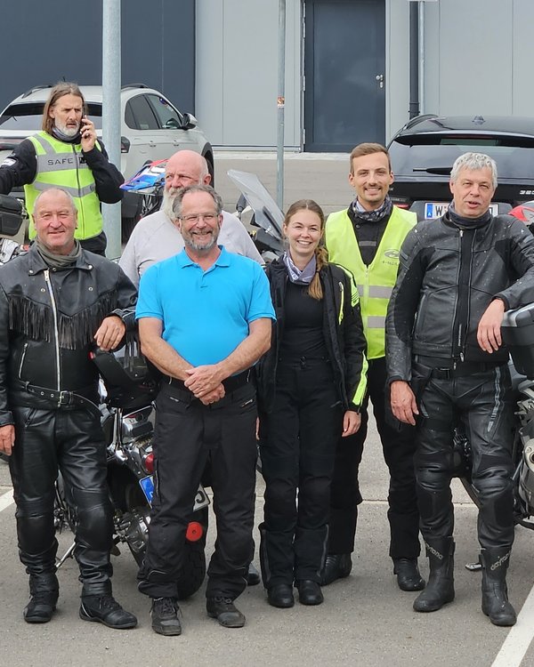 Auf dem Bild stehen 11 Leute nebeneinander, alle in Motorradasurüstung. Sie lächeln alle in das Bild. | © RÖSLE GROUP