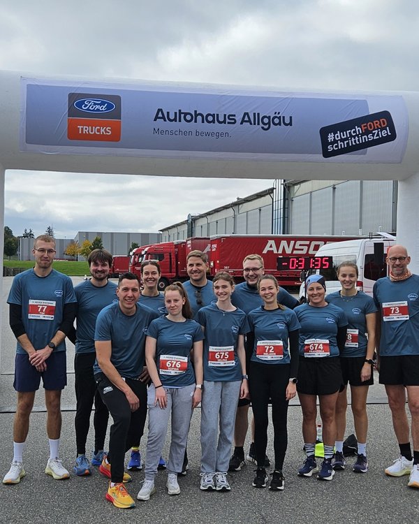 Auf dem Bild sind viele Menschen vor einem Tor. sie lächeln alle in die Kamera | © RÖSLE GROUP