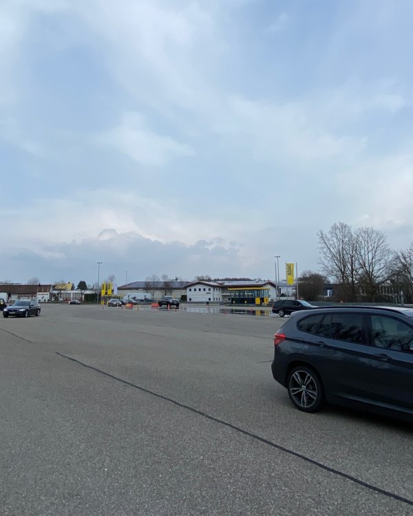 auf dem Bild sieht man den ADAC Fahrsicherheitstrainingplatz in Kempten. Hier stehen viele Autos auf dem Parkplatz und machen verschiedene Parkoure | © RÖSLE GROUP